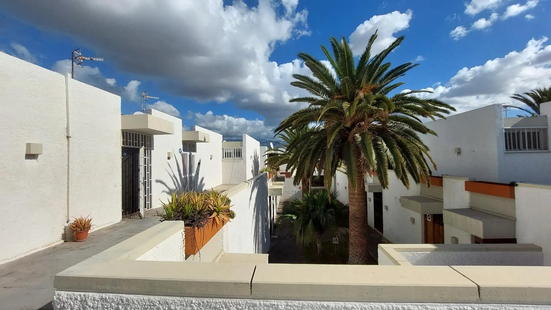 Апартаменты Sunny Terrace With Open View And Big Pool In South Tenerife Коста-дель-Силенцио